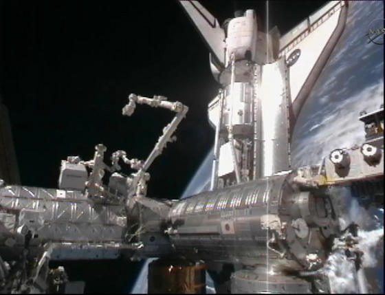 shuttle-discovery-iss-sts133-dock