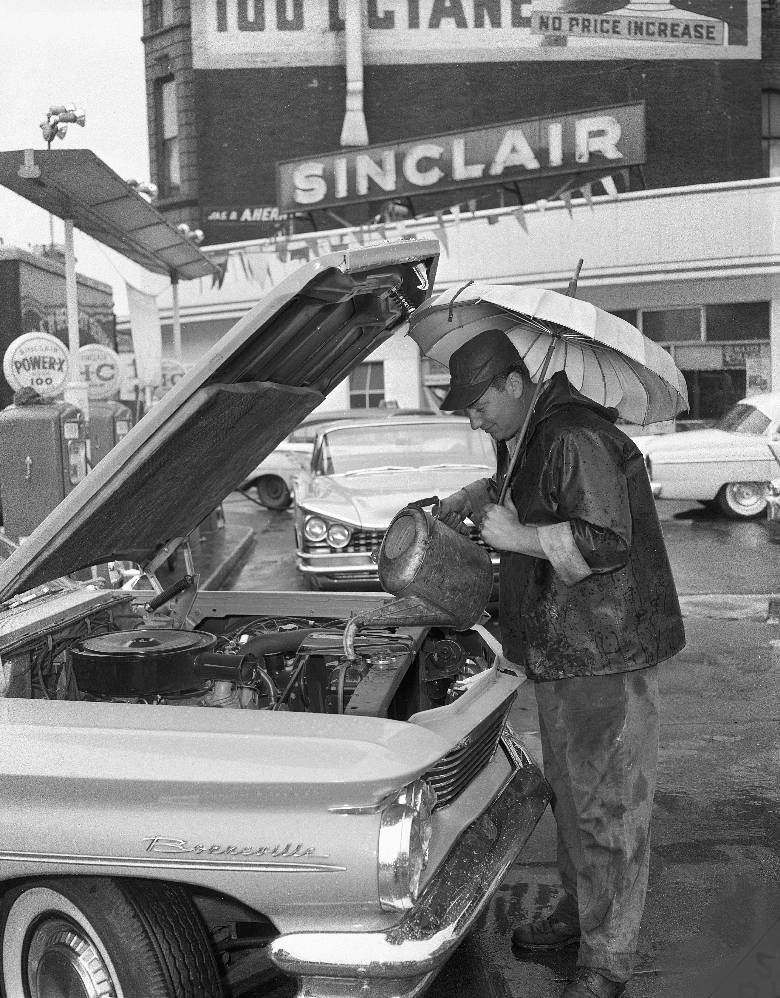 photo-chicago-sinclair-gas-station-attendant-with-umbrella-under