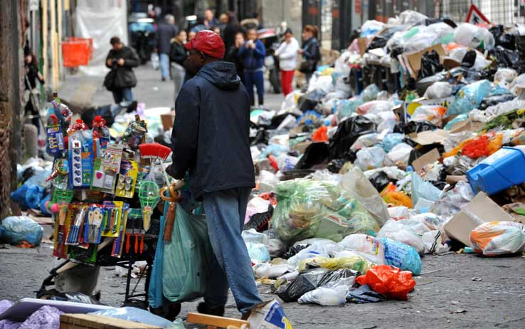 scuola rifiuti napoli rifiuti scuola quartieri spagnoli 5