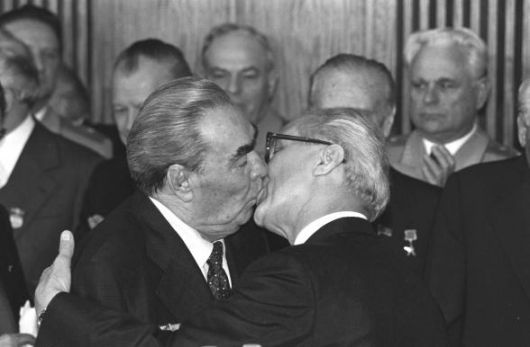 breznev honecker kissing