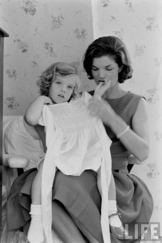 Jacqueline Kennedy Onassis és Caroline Kennedy, 1960