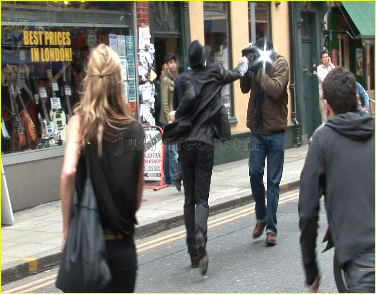 pete-doherty-paparazzi-fight-01