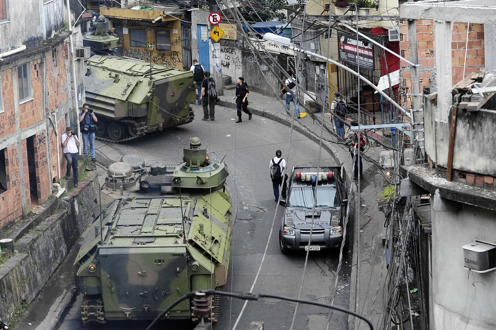 Marino-Azevedo-tanks-in-Rocinha