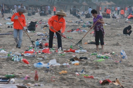 50-tons-of-garbage-scattered-on-the-beach-by-tourists-07-600x399