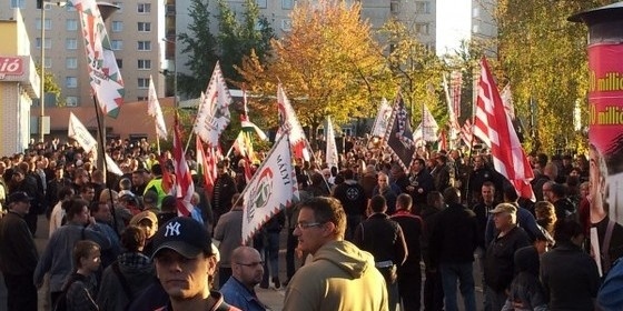 Több száz jobbikos demonstrált az avasi lakótelepen