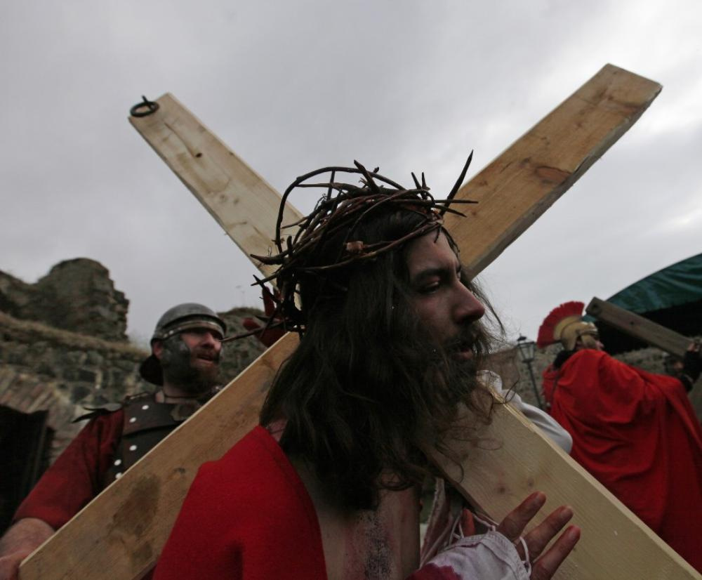 -jesus-christs-crucifixion-reenated-in-czech-passion-play-