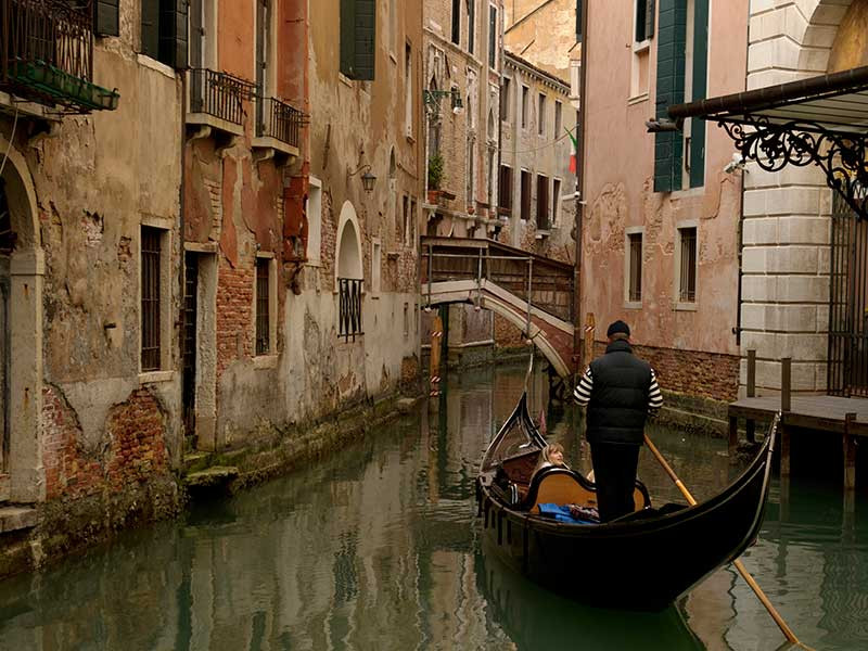 Venezia veduta con gondola