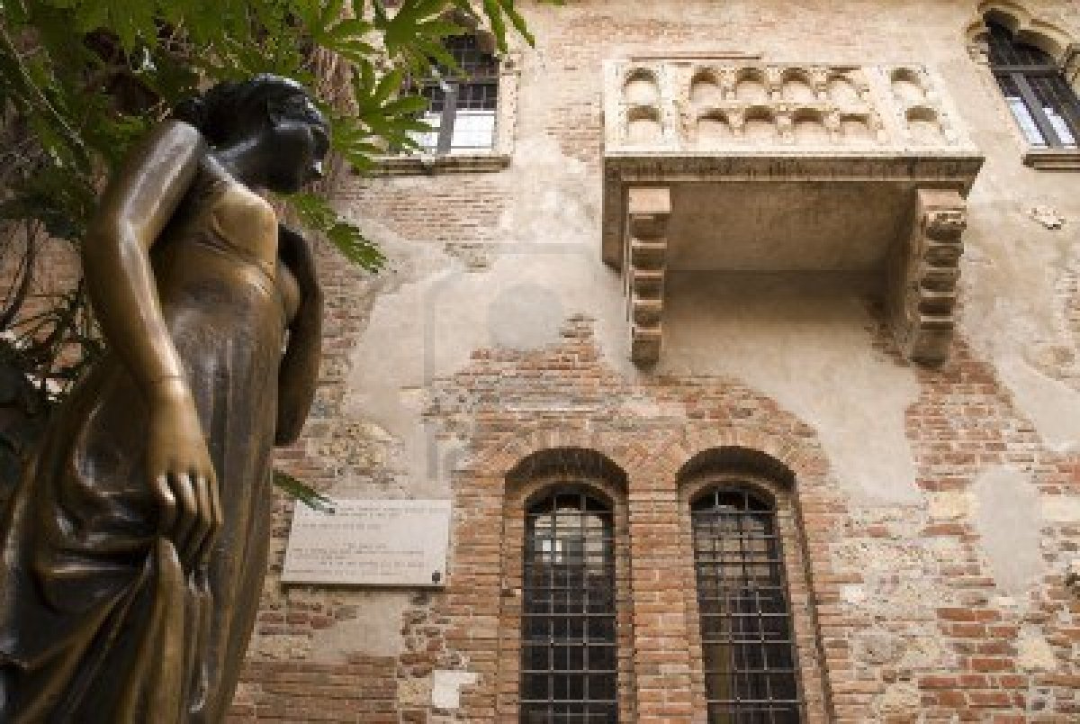 -basso-angolo-di-tiro-statua-di-giulietta-con-balcone-in-backgro