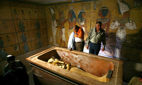 Inside-the-tomb-of-Tutank-007