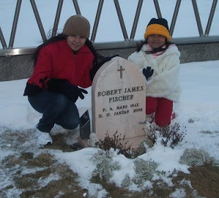 2009-jinky young marilyn young bobby fischer grave iceland