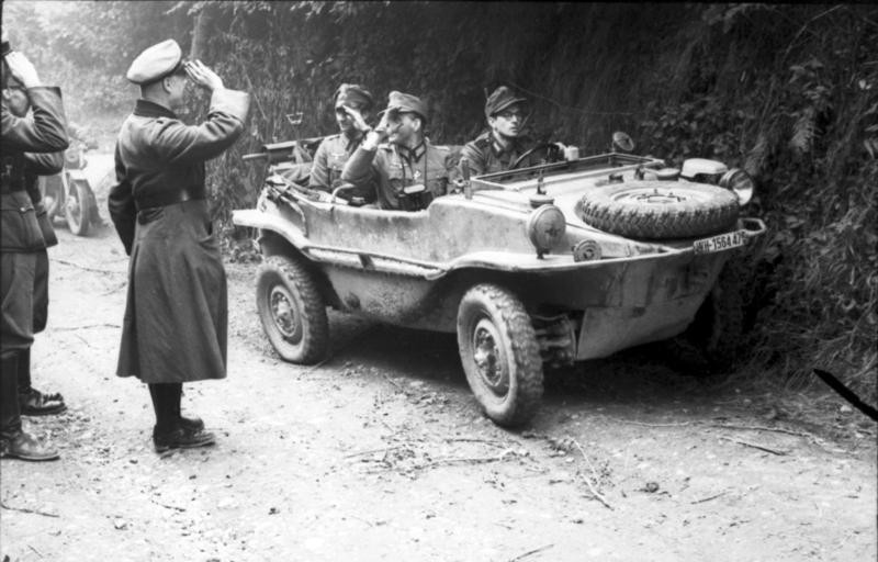 Német tisztek egy Schwimmwagen Franciaországban 1944