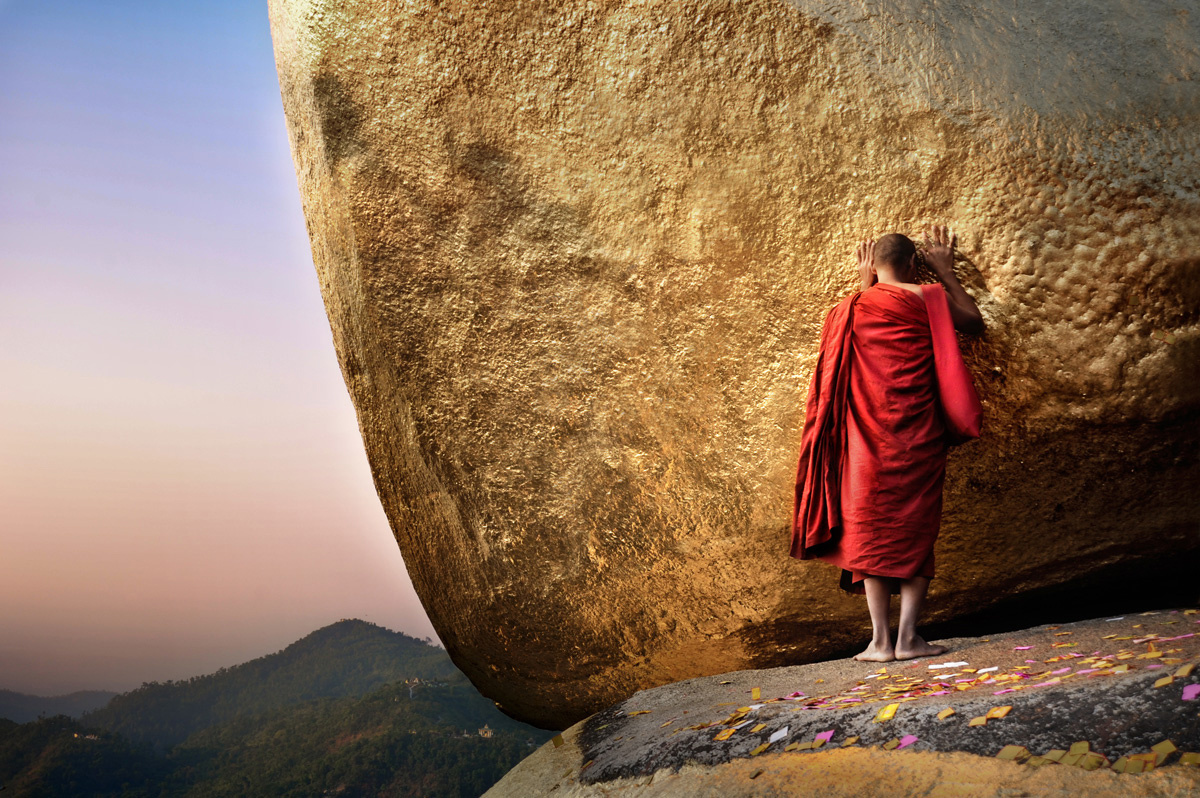 golden-rock-buddhism-myanmar-burma-monk-kyaiktiyo-nikon-