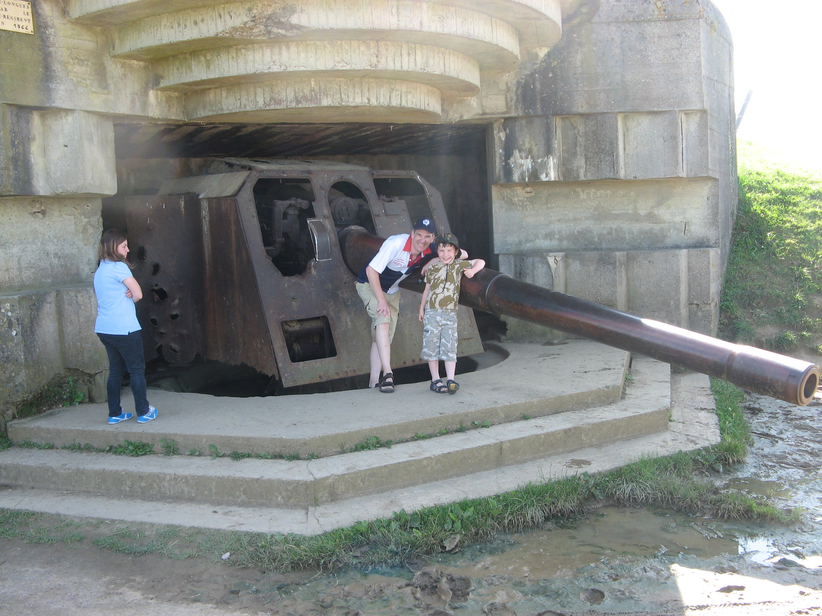 2012-08-08-The-Author-and-his-son-at-the-Longues-sur-Mer-Battery