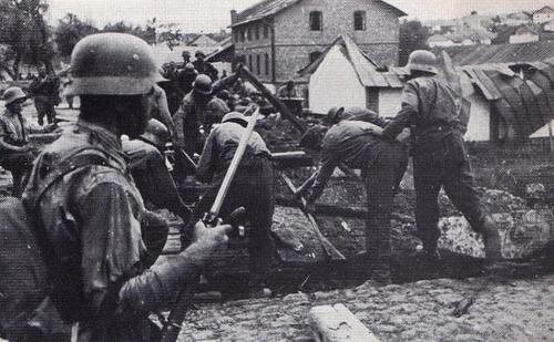 Magyar mérnökök erecting a make-shift bridge (kárpát)