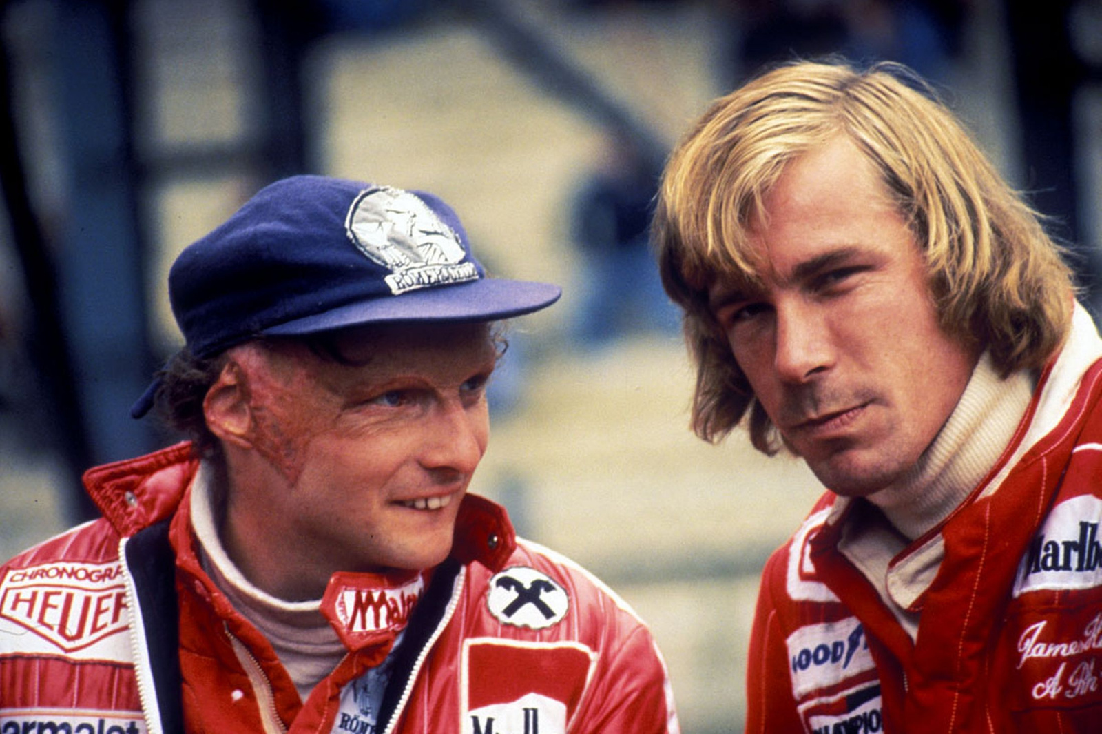 Niki-Lauda-talks-to-rival-James-Hunt-