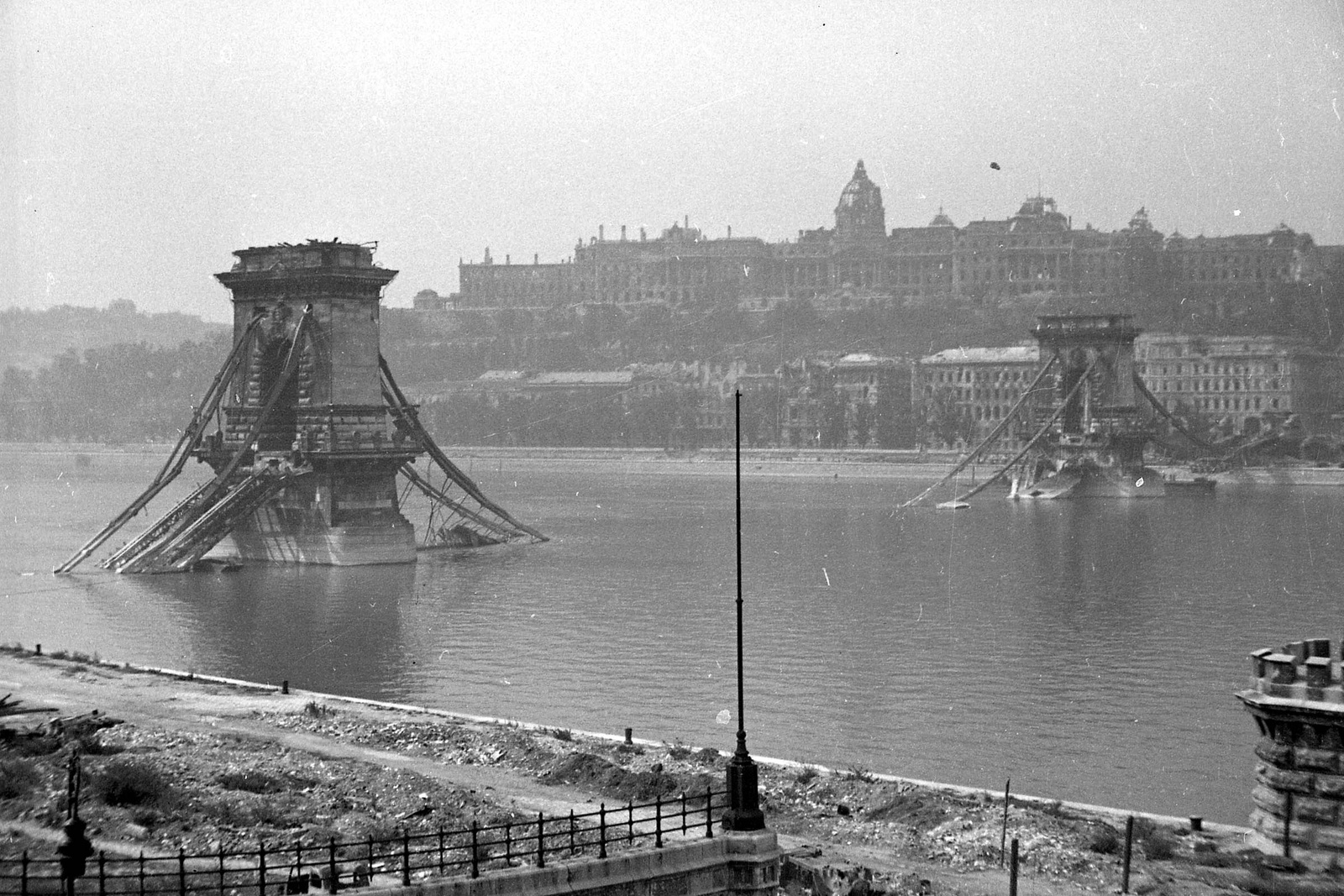 A Dunába robban tott Lánc-híd 1945