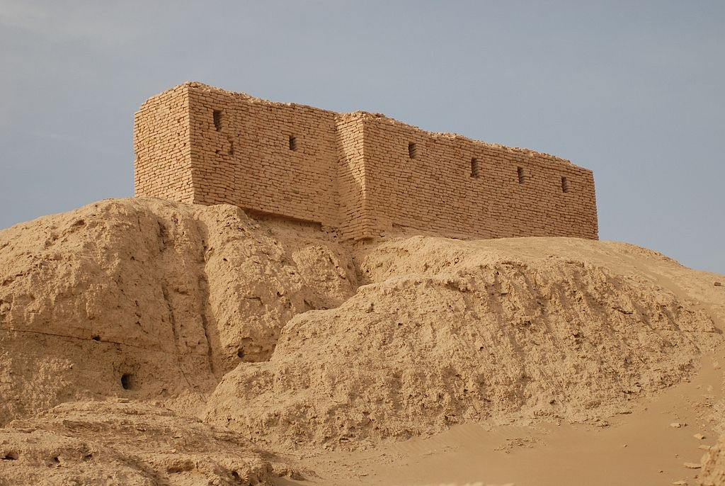 1024px-Ruins from a temple in Naffur