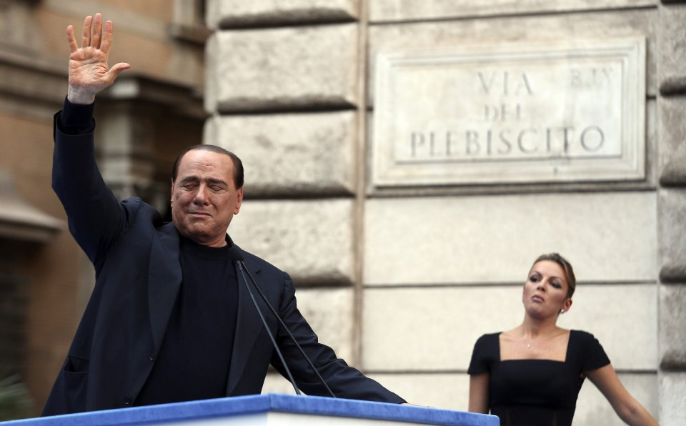 Vezető Silvio Berlusconi hullámok az ő támogatói után ítélték né