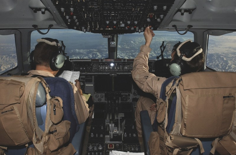 c-17 cockpit 020305 04