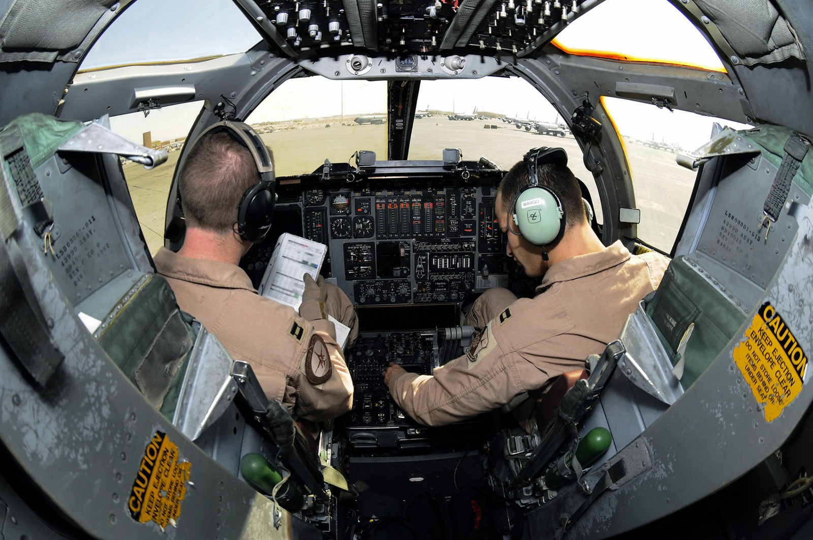 b-1b-lancer-cockpit