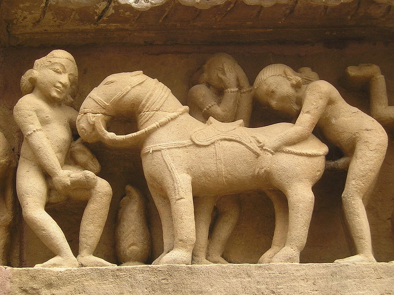 800px-Khajuraho-Lakshmana Temple erotic detal3