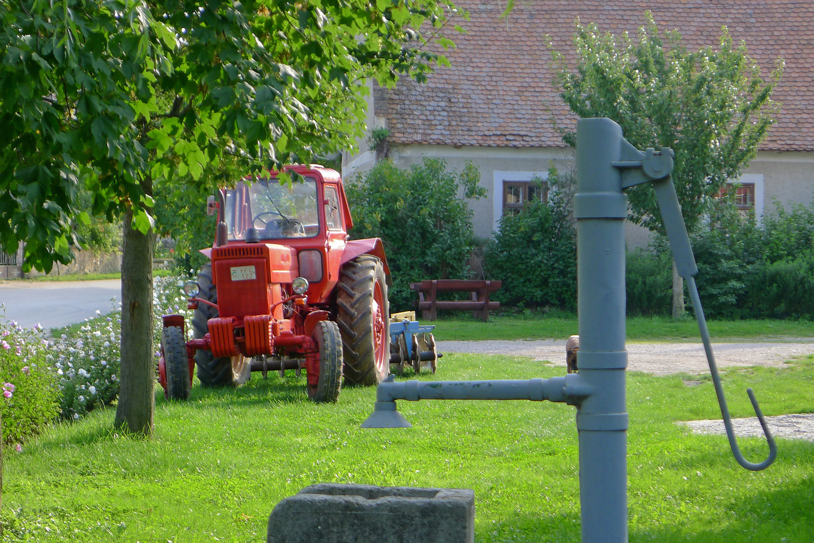 Kút és traktor