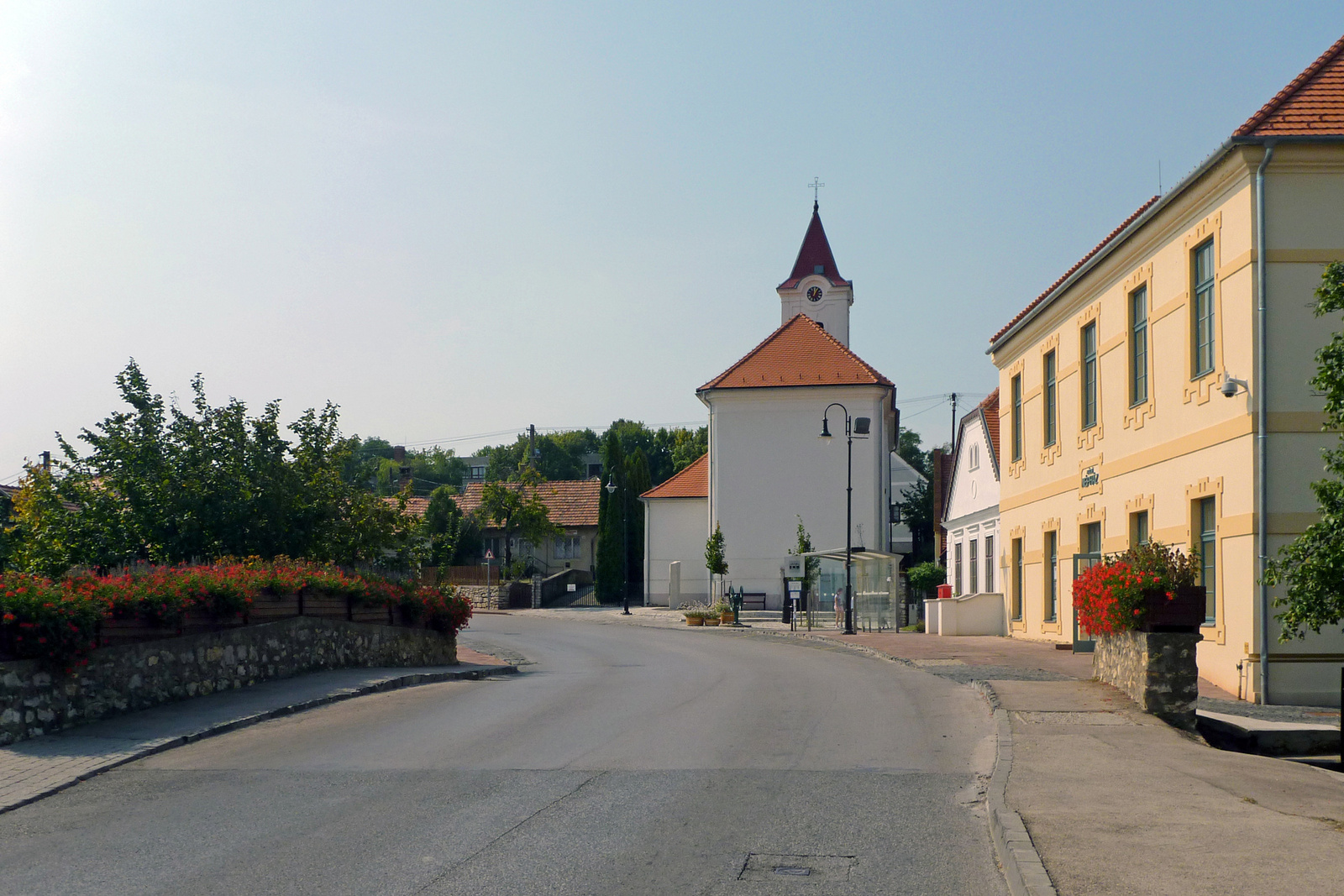 Az arácsi főtér és templom