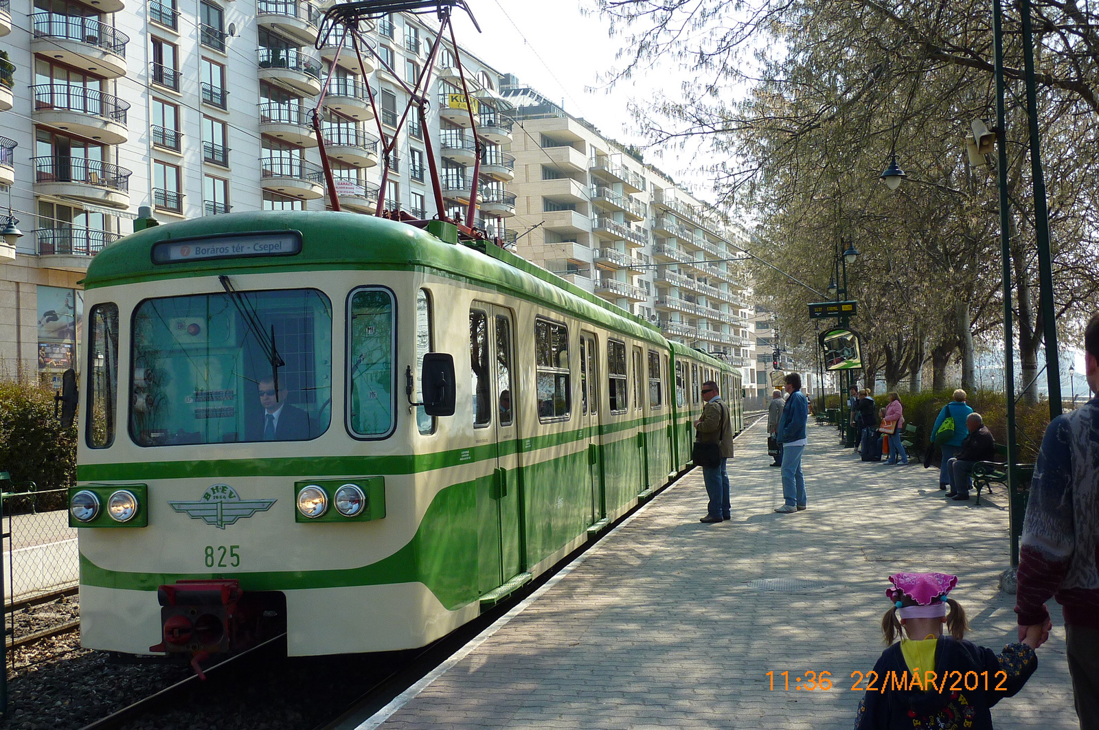 Retro festésű HÉV a Boráros téren