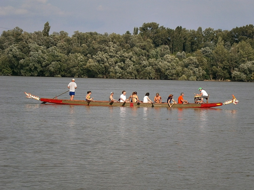 Sárkányhajó a Dunán Budapestnél