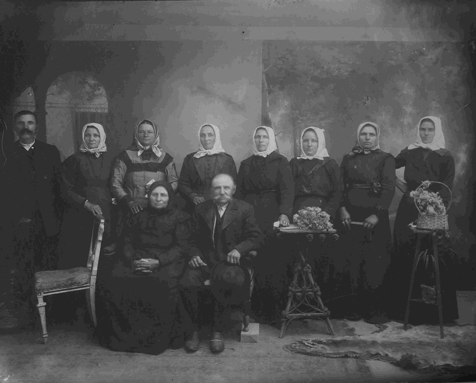 1900-0001- Jobbra második Túri Franciska, aki Fanyi Túri nagyapj