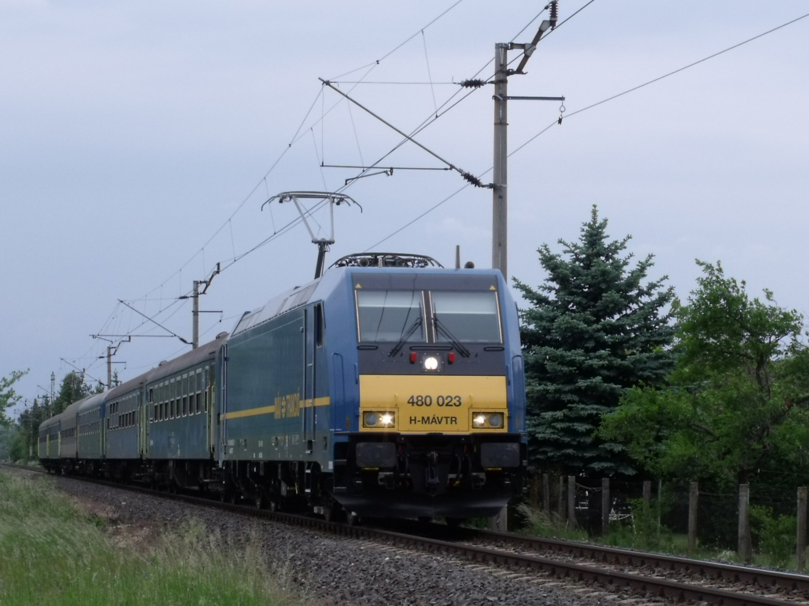 480 023