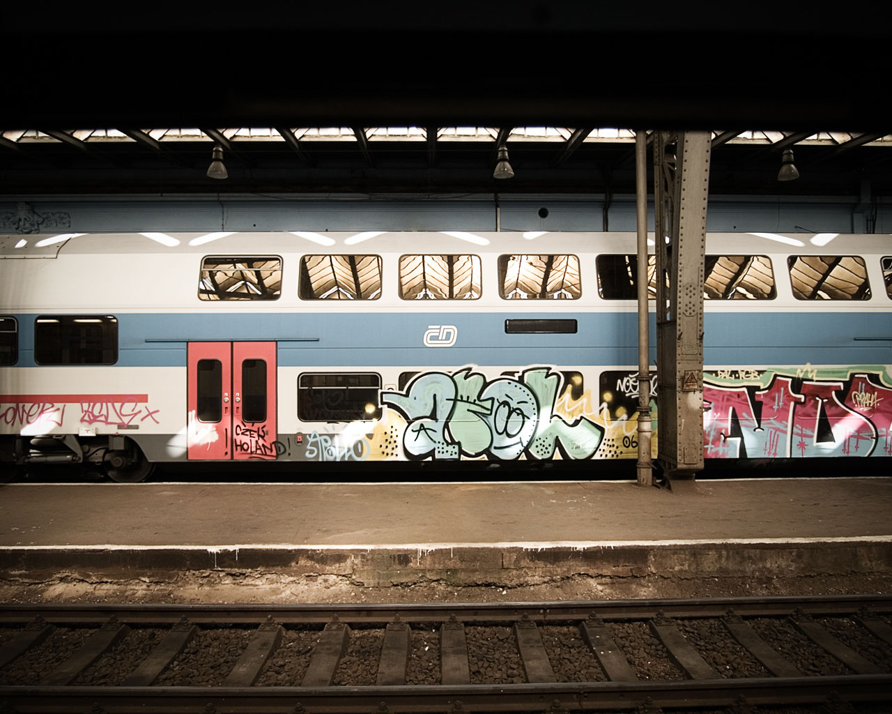 00949 trainwithgraffittiathlavninadraziprague 1280x1024