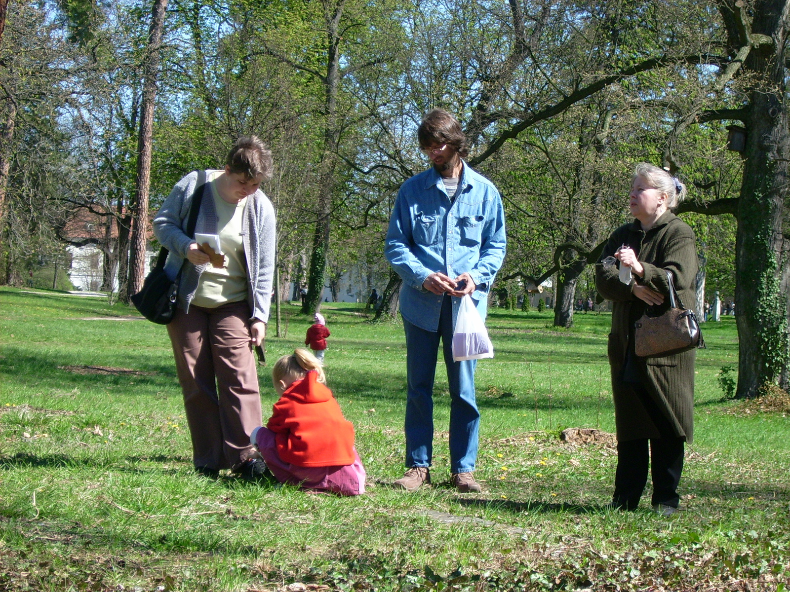 Grassalkovich Kastély Parkjában sétálók