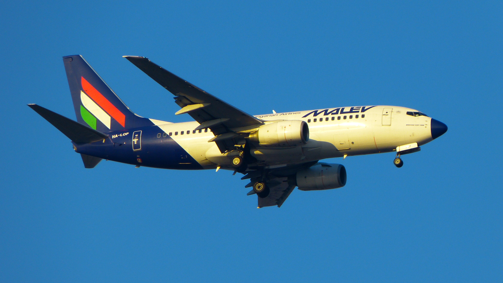 HA-LOP (B737-7Q8) 2004.10.04.