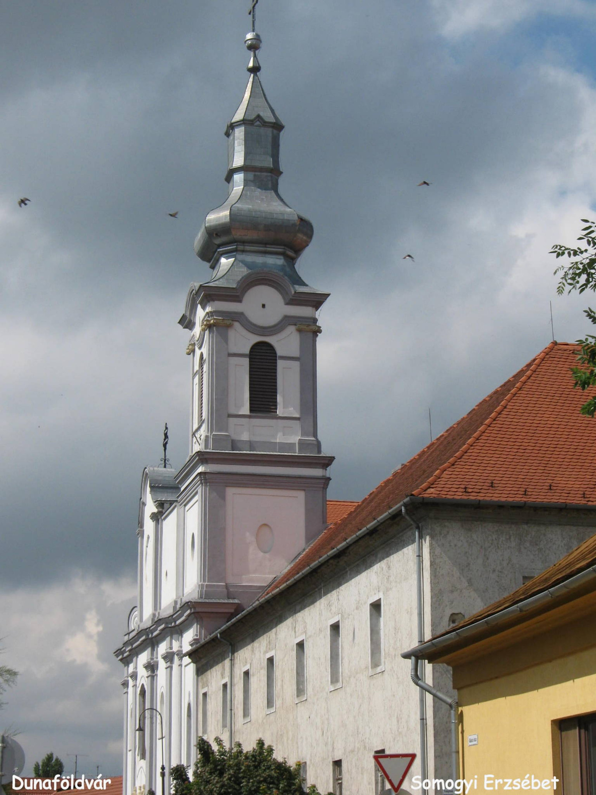 A templom és Magyar László Gimnázium.