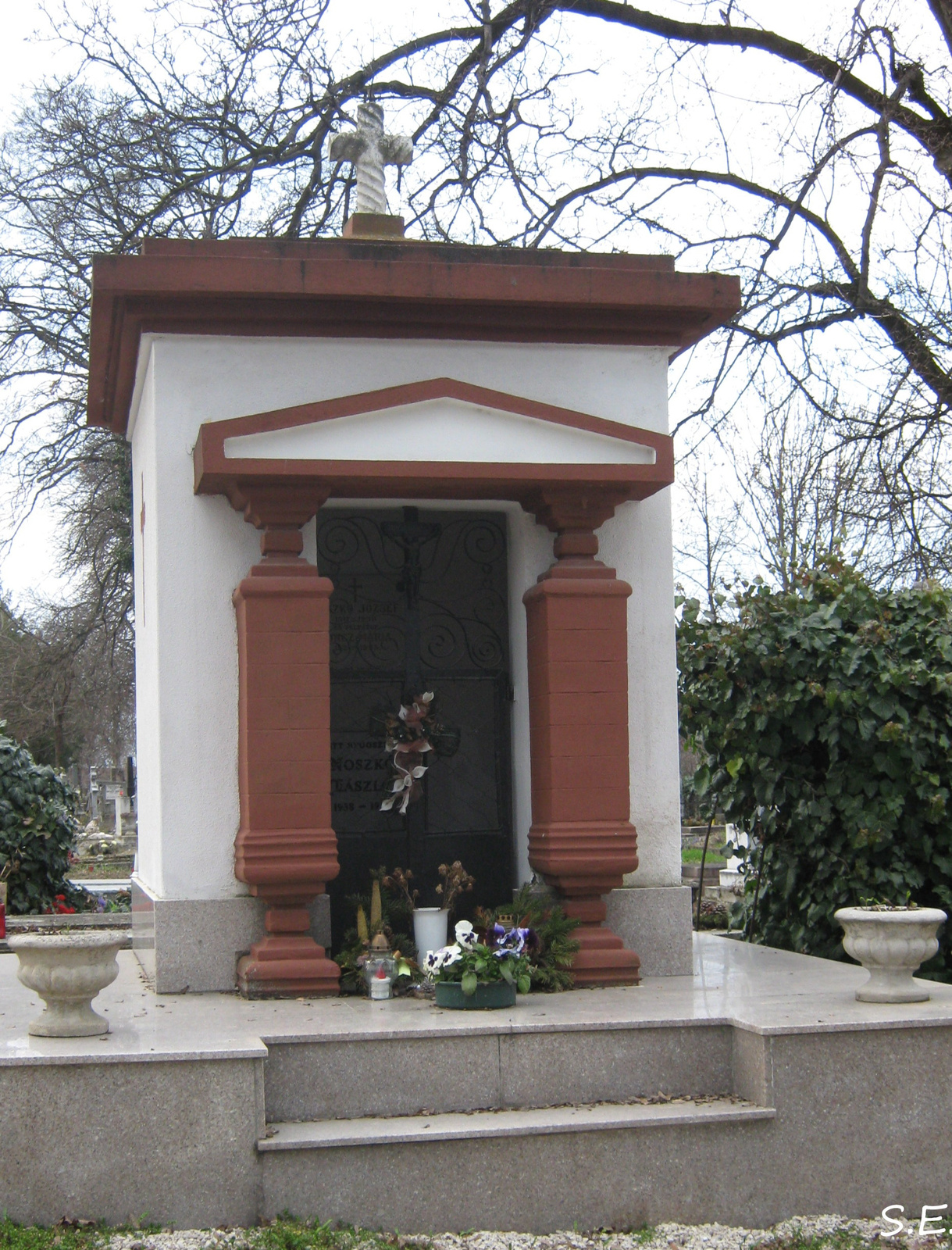 Sírbolt a Fehérvári utcai temetőben..