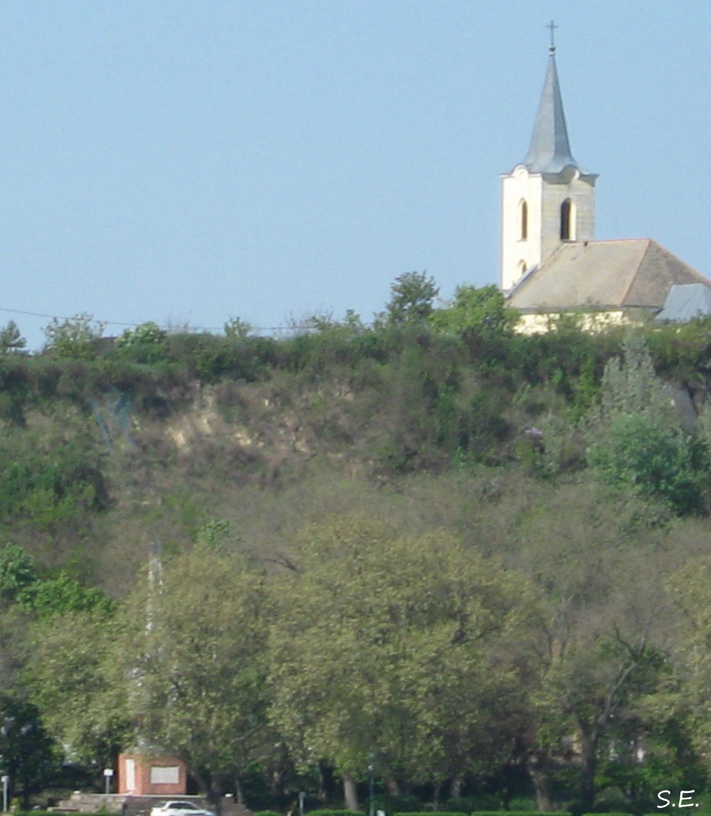 Evangélikus templom és a Park lent.