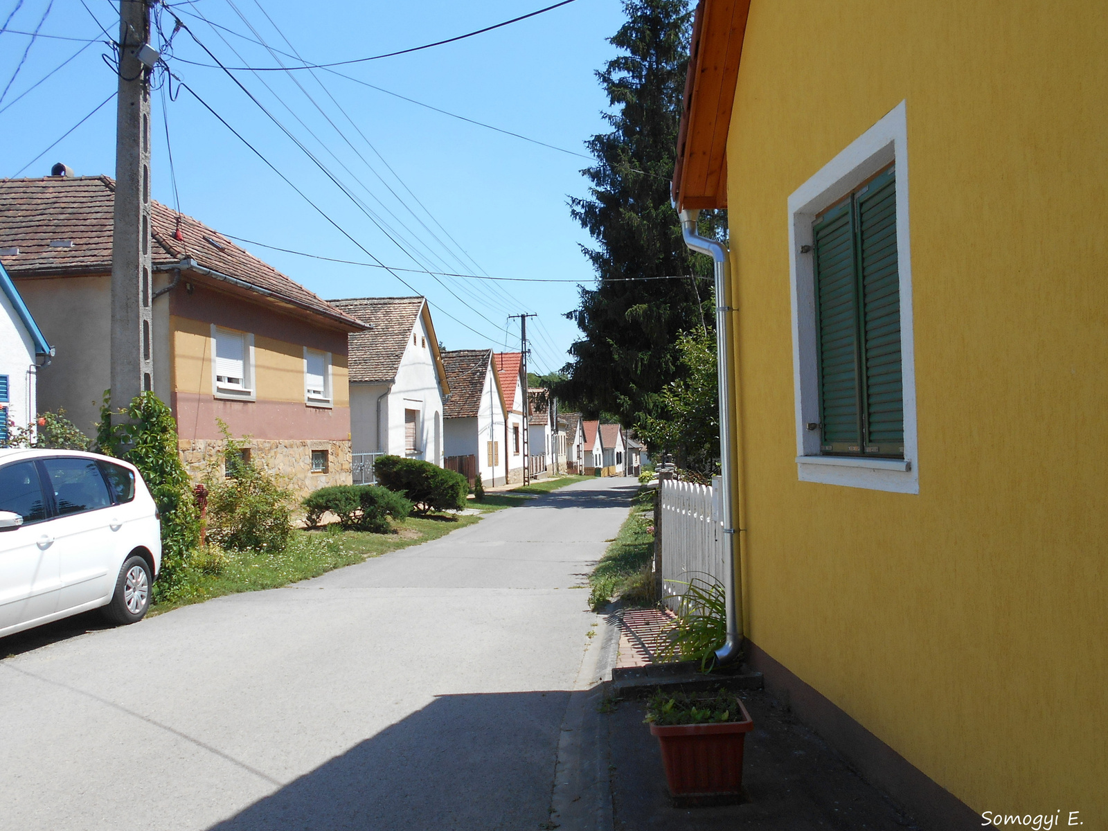 A falu egyetlen utcája.