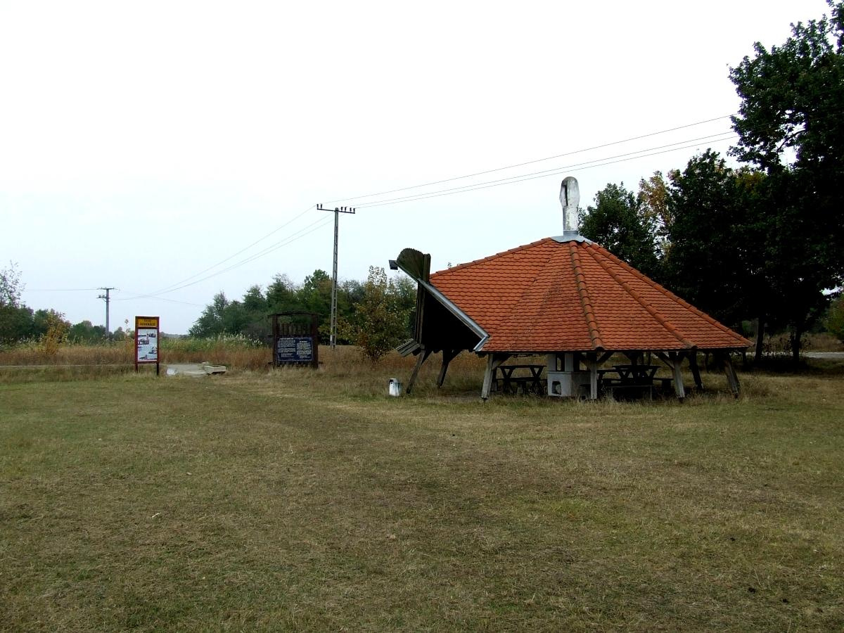 AZ EMLÉKPARK BEJÁRATA