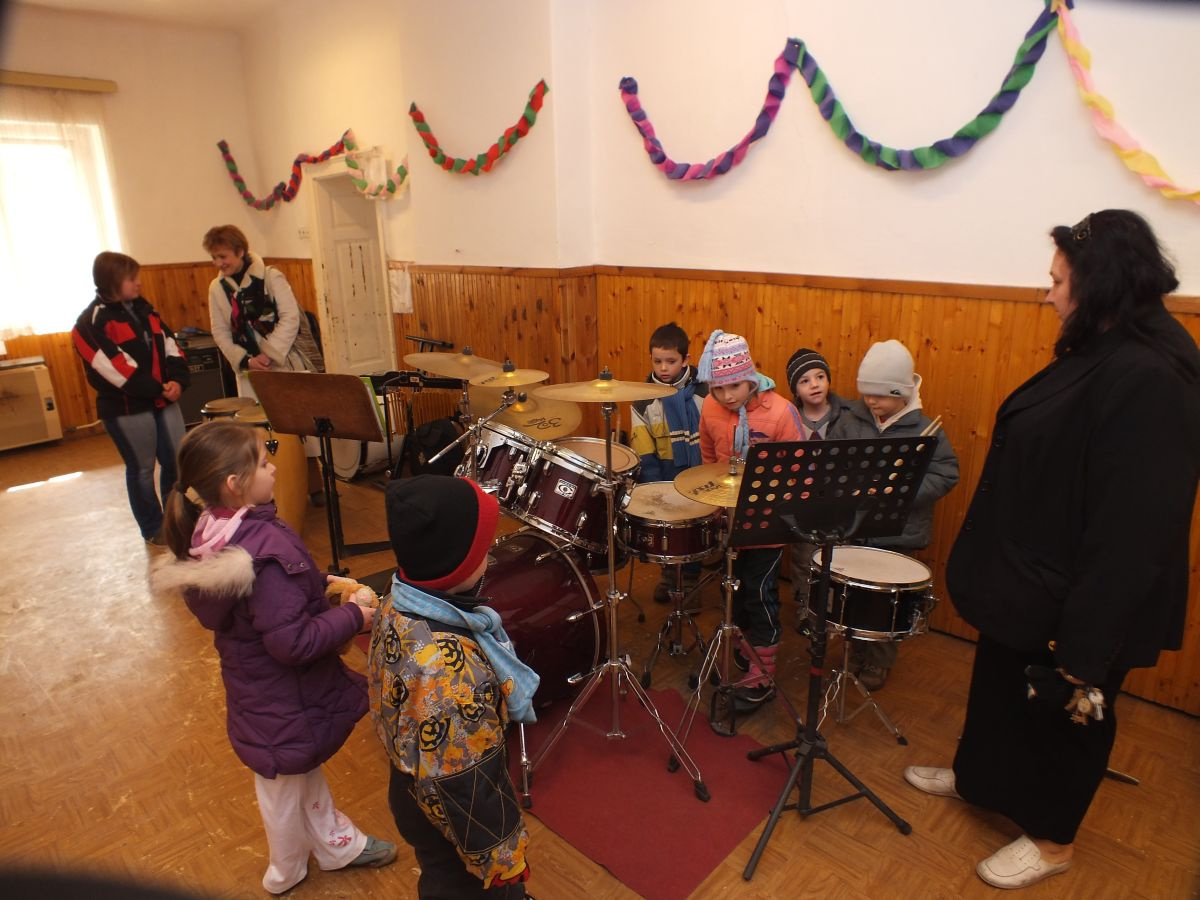 CSEPEREDŐ OVISOK A ZENE ISKOLÁBAN..-011 - dobol mindenki