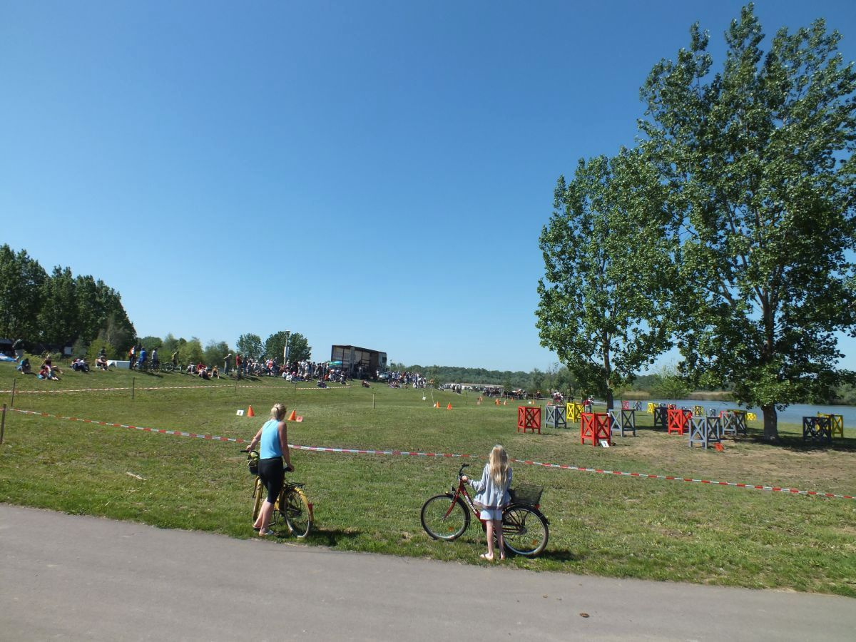 001. A helyszín Tiszafüred, aKerékpáros Pihenőpark melletti tér.