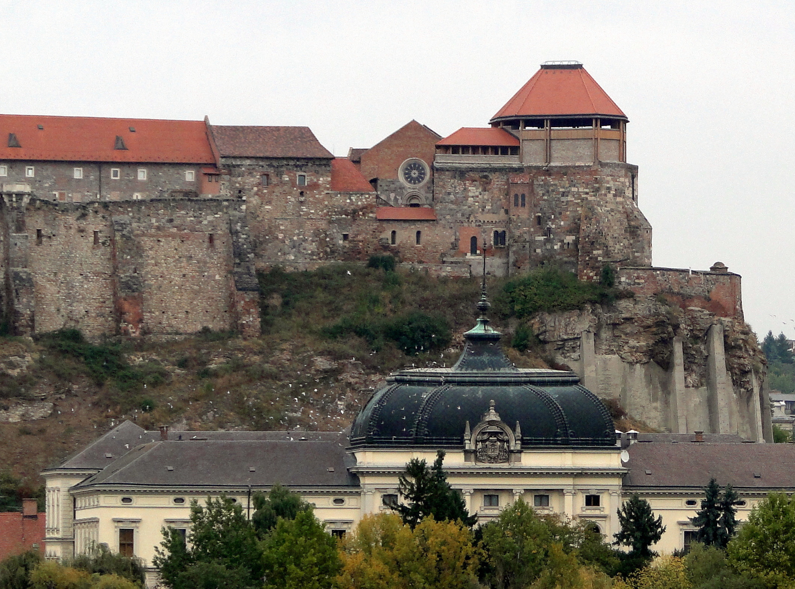 Esztergom, Várhegy, alatta a Prímás Palota