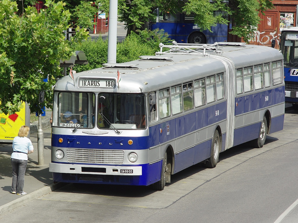 Ikarus 180 a Szentlélek téren 02 2011.06.11