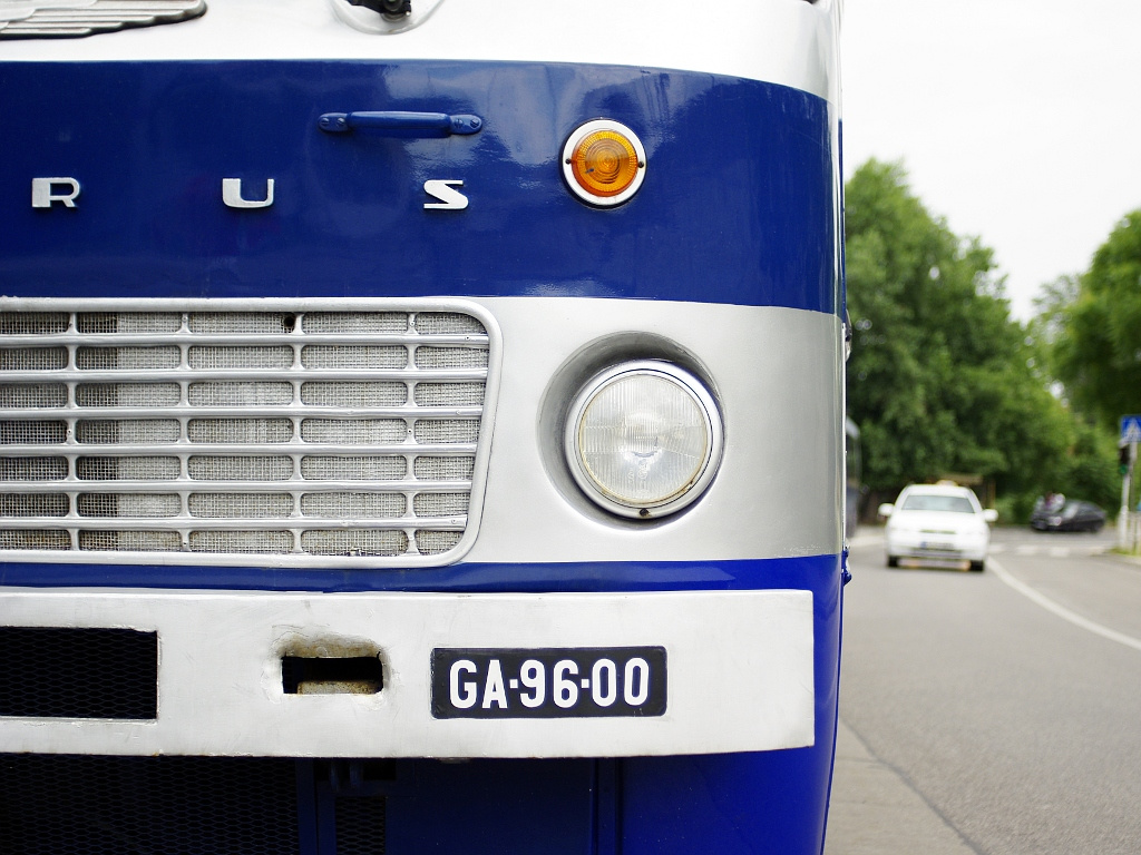 Ikarus 180 a Szentlélek téren 32 2011.06.11