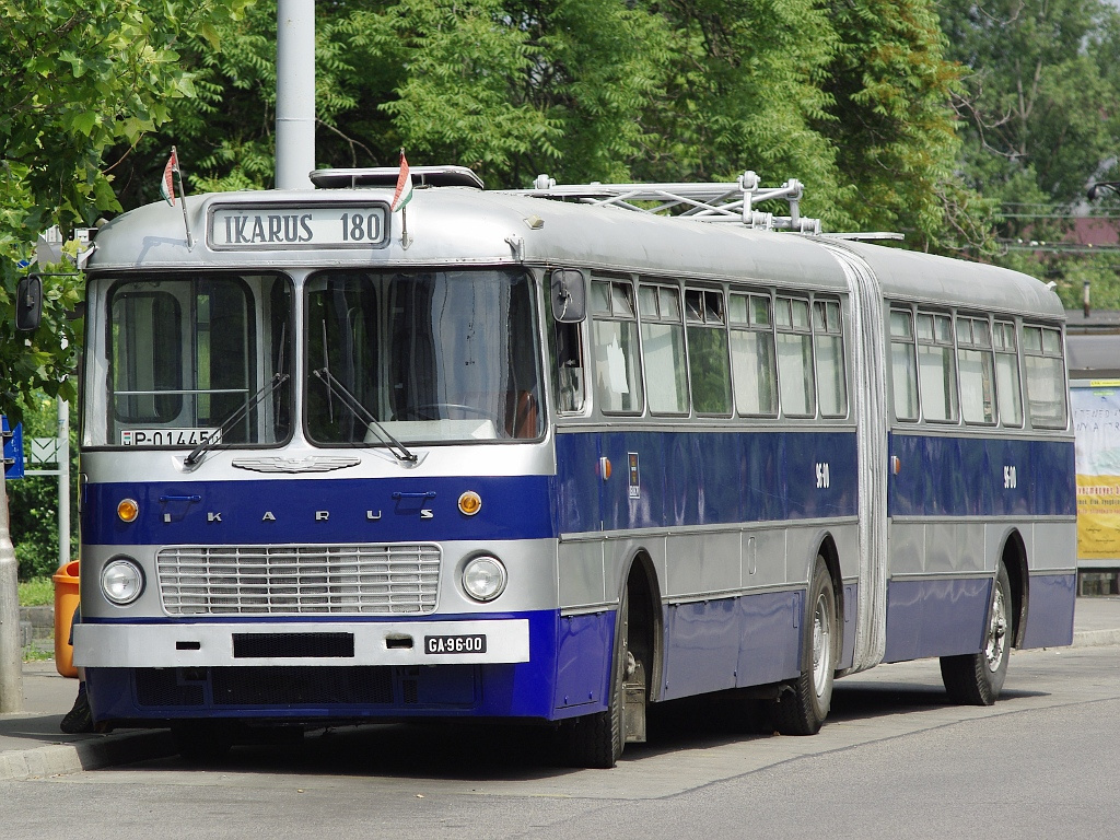 Ikarus 180 a Szentlélek téren 40 2011.06.11