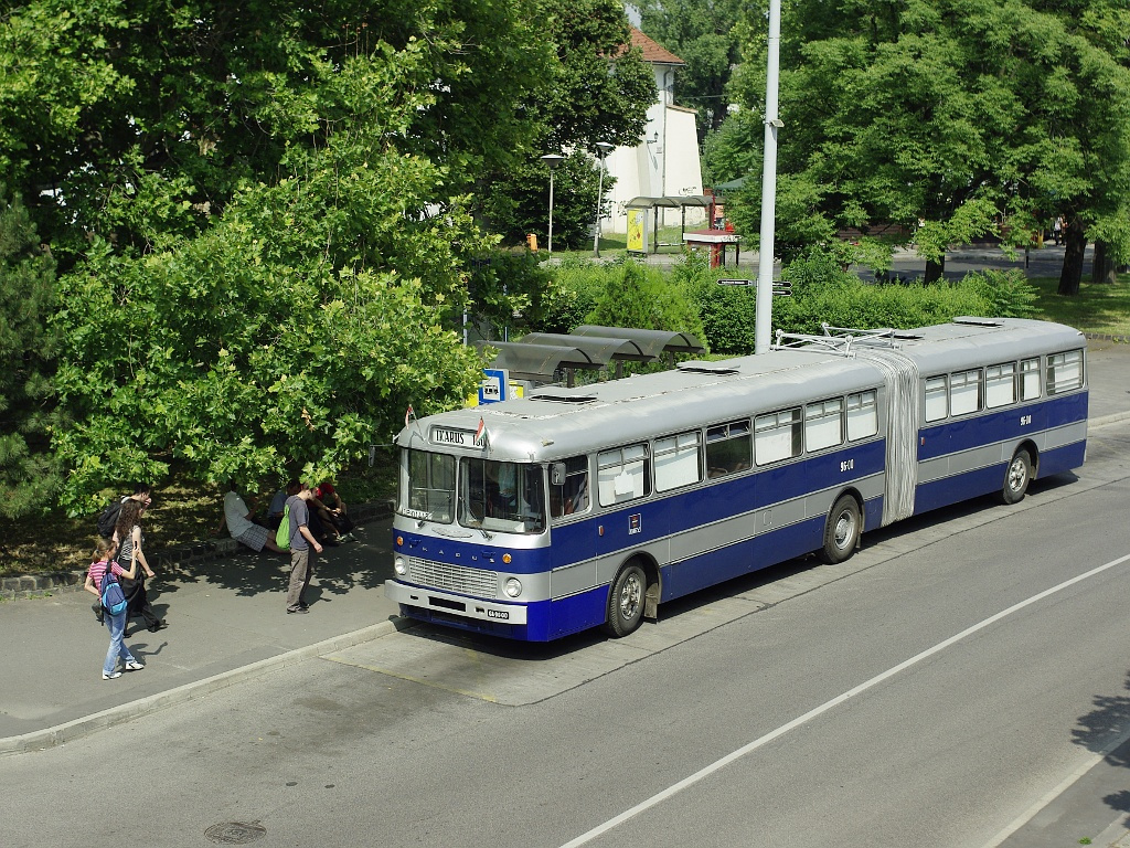 Ikarus 180 a Szentlélek téren 46 2011.06.11