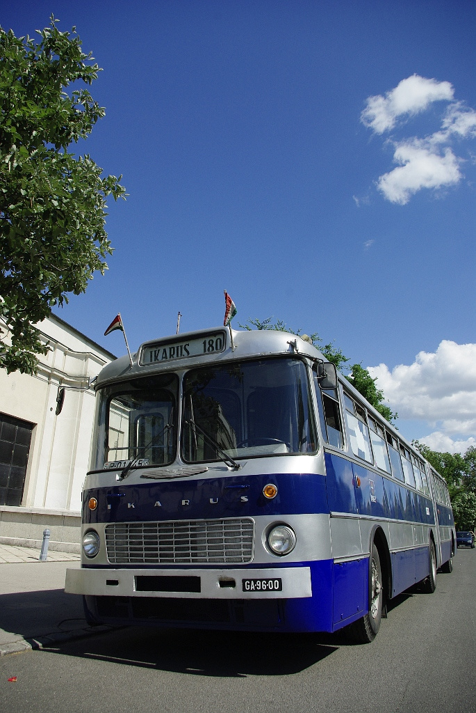 Ikarus 180 a Közlekedési múzeumnál 23 2011.06.25