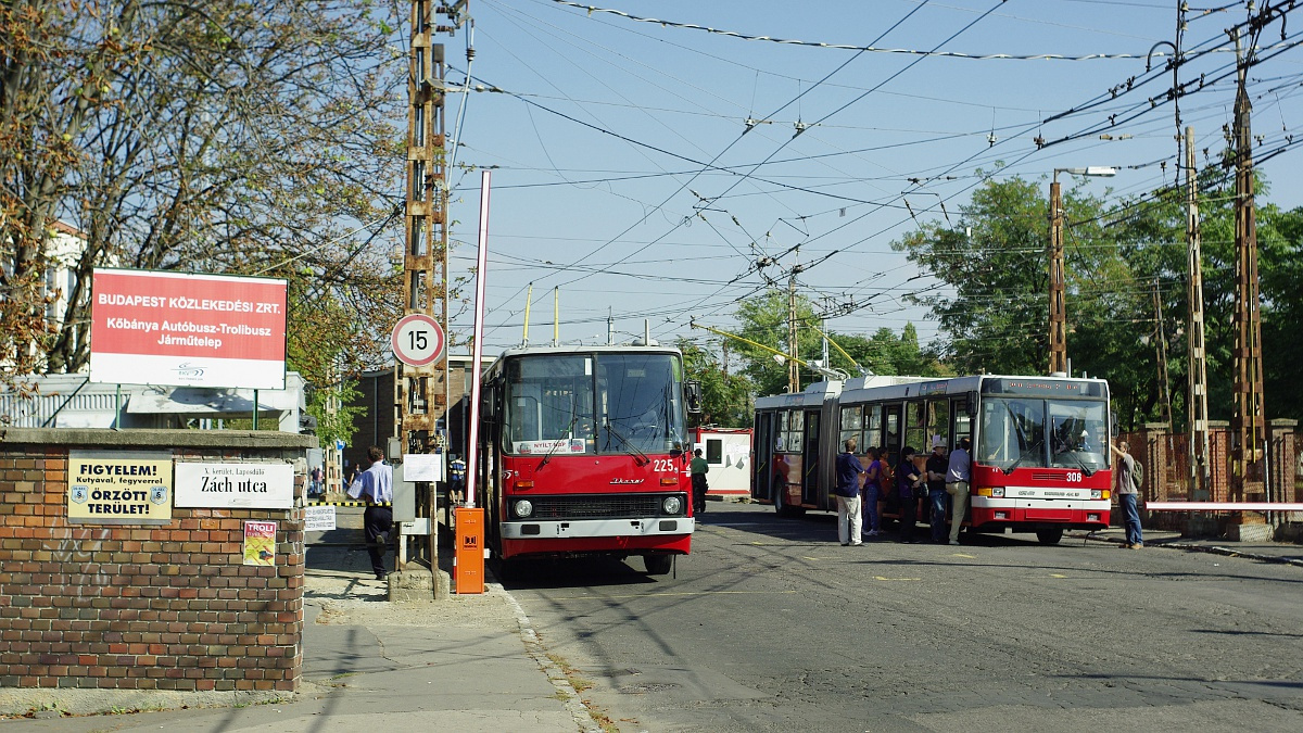 Ikarus 280T és Ikarus 435Ta Troligarázsban 2 2011.09.24