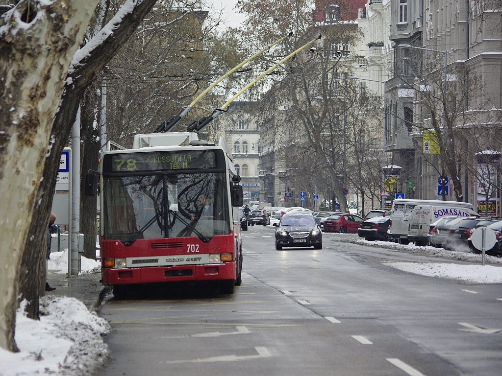 Ikarus 412T a Kossuth térnél 03 2012.02.05