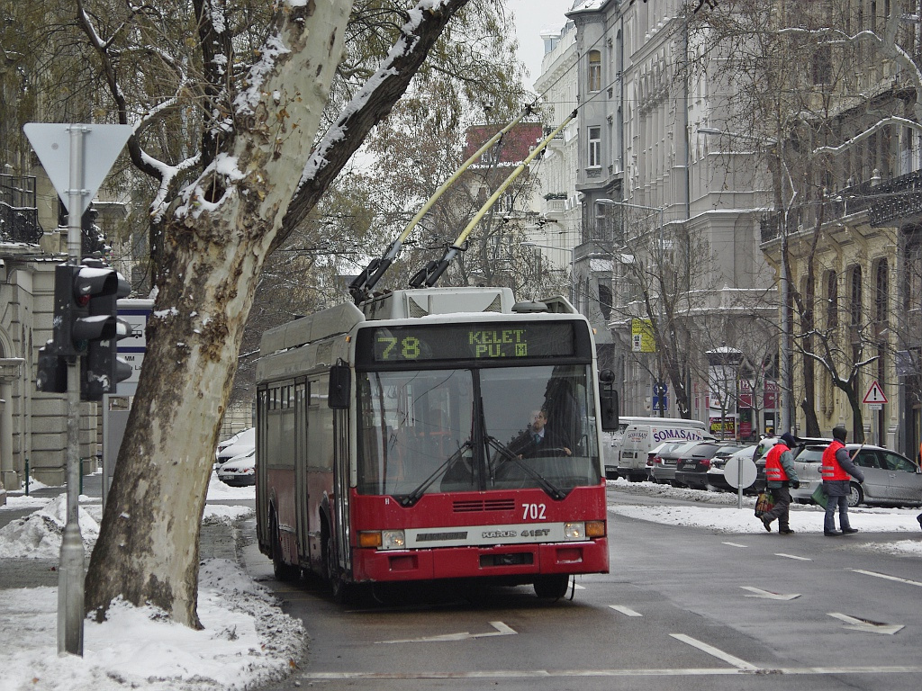 Ikarus 412T a Kossuth térnél 04 2012.02.05